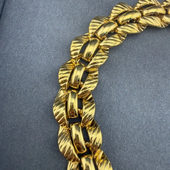 Monet Vintage Gold Tone Chunky Ribbed Link Statement Choker Necklace Retro 80s - Picture 3 of 9